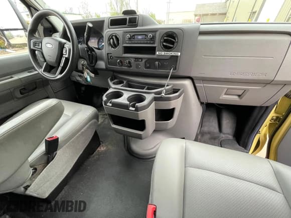 ✅ 2021 Ford Econoline Cargo • VIN: 1FDXE4FN8MDC34245 • Lot: 52241605. Wystawiony na Copart z przebiegiem 70 916 mil. Bezpłatny archiwum sprzedaży aukcyjnych z USA i szczegółowy raport historii pojazdu na DreamBid. Zdjęcie 9.