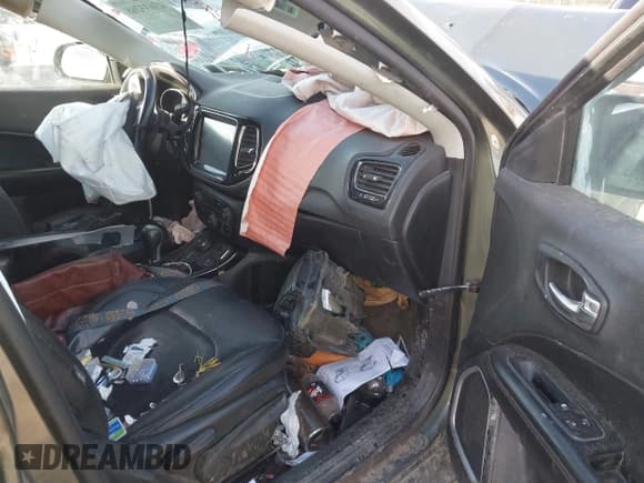 ✅ 2019 Jeep Compass Limited • VIN: 3C4NJDCB8KT639255 • Лот: 43633268. Опубликован ранее на IAAI с пробегом 111 634 миль. Бесплатный доступ к архиву аукционных продаж из США и подробный отчёт об истории автомобиля на DreamBid. Изображение 5.