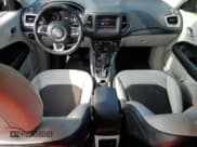 ✅ 2018 Jeep Compass Latitude • VIN: 3C4NJDBB1JT116952 • Lot: 71874795. Wystawiony na Copart z przebiegiem 160 759 mil. Bezpłatny archiwum sprzedaży aukcyjnych z USA i szczegółowy raport historii pojazdu na DreamBid. Zdjęcie 8.