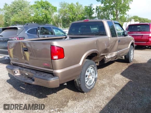 ✅ 2002 GMC Sonoma SLS • VIN: 1GTDT19W528131449 • Lot: 42214861. Listed on IAAI with 54,785 mi. Free auction sales archive from the USA and detailed vehicle history report at DreamBid. Image 6.