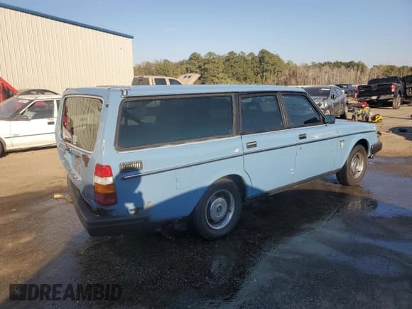 ✅ 1985 Volvo 240 DL • VIN: YV1AX8857F3632820 • Lot: 77313344. Listed on Copart with 292,132 mi. Free auction sales archive from the USA and detailed vehicle history report at DreamBid. Image 3.
