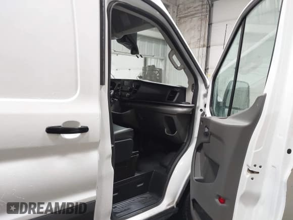 ✅ 2022 Ford Transit Cargo • VIN: 1FTBR3U80NKA65006 • Lot: 43872189. Wystawiony na IAAI z przebiegiem 42 872 mil. Bezpłatny archiwum sprzedaży aukcyjnych z USA i szczegółowy raport historii pojazdu na DreamBid. Zdjęcie 5.