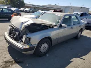 ✅ 1992 Mercedes-Benz 260 • VIN: WDBEA26D4NB632700 • Лот: 72286164. Опубликован ранее на Copart с пробегом 184 260 миль. Бесплатный доступ к архиву аукционных продаж из США и подробный отчёт об истории автомобиля на DreamBid. Изображение 1.