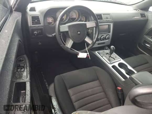 2009 Dodge Challenger SE z VIN 2B3LJ44V09H604858, wystawiony jako Copart lot #74292034 z przebiegiem Nie podano mil oraz Szkoda całkowita • Salvage title. Historia ofert i sprzedaży dostępna na DreamBid. Obrazek 8.