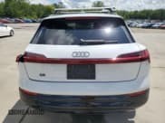 ✅ 2024 Audi Q8 e-tron Prestige • VIN: WA16ABGE3RB035664 • Lot: 56540695. Wystawiony na Copart z przebiegiem 17 586 mil. Bezpłatny archiwum sprzedaży aukcyjnych z USA i szczegółowy raport historii pojazdu na DreamBid. Zdjęcie 6.