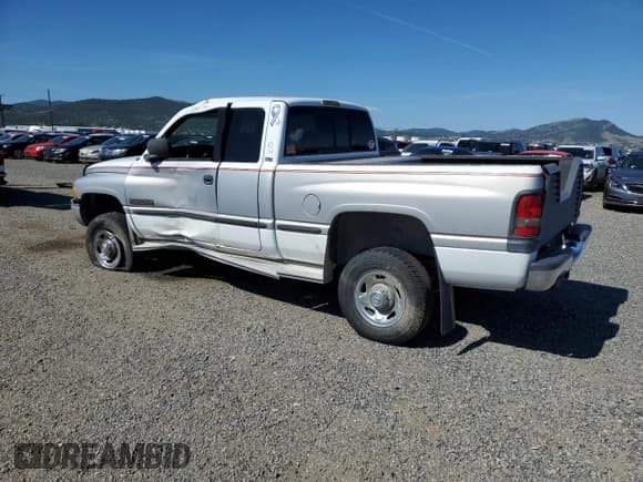 ✅ 1998 Dodge 2500 • VIN: 1B7KF23D9WJ132663 • Лот: 63760335. Опубликован ранее на Copart с пробегом 137 111 миль. Бесплатный доступ к архиву аукционных продаж из США и подробный отчёт об истории автомобиля на DreamBid. Изображение 2.