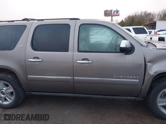 ✅ 2011 Chevrolet Suburban LTZ • VIN: 1GNSKKE33BR401419 • Lot: 38382388. Listed on IAAI with 196,842 mi. Free auction sales archive from the USA and detailed vehicle history report at DreamBid. Image 13.