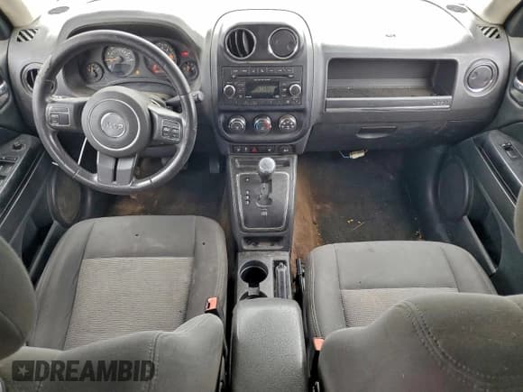 ✅ 2015 Jeep Patriot Latitude • VIN: 1C4NJRFB6FD245449 • Lot: 95658285. Wystawiony na Copart z przebiegiem 177 727 mil. Bezpłatny archiwum sprzedaży aukcyjnych z USA i szczegółowy raport historii pojazdu na DreamBid. Zdjęcie 8.