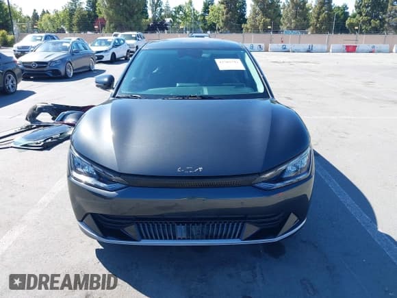 ✅ 2022 Kia EV6 Wind • VIN: KNDC34LA1N5043756 • Lot: 42702793. Wystawiony na IAAI z przebiegiem 61 238 mil. Bezpłatny archiwum sprzedaży aukcyjnych z USA i szczegółowy raport historii pojazdu na DreamBid. Zdjęcie 13.