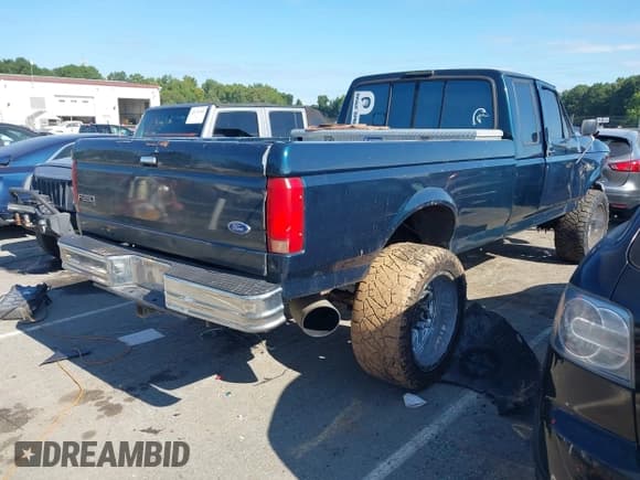 ✅ 1997 Ford F-250 • VIN: 1FTHX26F4VEC48185 • Lot: 43179339. Wystawiony na IAAI z przebiegiem 140 876 mil. Bezpłatny archiwum sprzedaży aukcyjnych z USA i szczegółowy raport historii pojazdu na DreamBid. Zdjęcie 4.