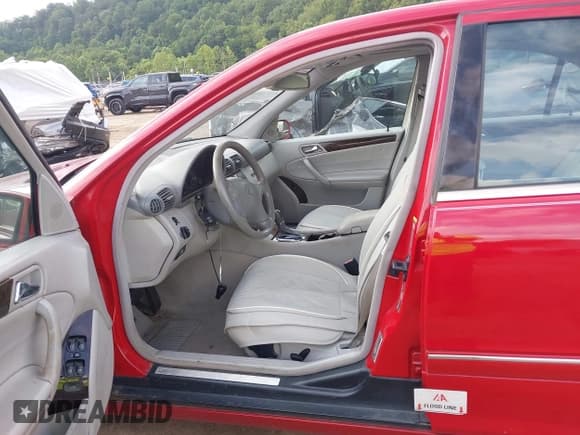 ✅ 2005 Mercedes-Benz C 240 • VIN: WDBRF81J35F571898 • Lot: 42677515. Listed on IAAI with 134,599 mi. Free auction sales archive from the USA and detailed vehicle history report at DreamBid. Image 6.