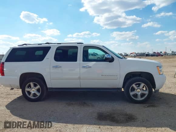 2008 Chevrolet Suburban LTZ z VIN 1GNFK16318R127690, wystawiony jako IAAI lot #43424584 z przebiegiem 278 244 mil mil oraz . Historia ofert i sprzedaży dostępna na DreamBid. Obrazek 12.