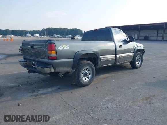 2002 Chevrolet Silverado 1500 LS z VIN 1GCEK14T12E143281, wystawiony jako IAAI lot #43197831 z przebiegiem 241 904 mil mil oraz . Historia ofert i sprzedaży dostępna na DreamBid. Obrazek 4.