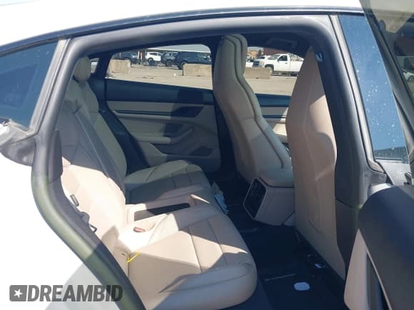 ✅ 2022 Porsche Taycan • VIN: WP0AA2Y11NSA15664 • Lot: 43020430. Wystawiony na IAAI z przebiegiem 69 197 mil. Bezpłatny archiwum sprzedaży aukcyjnych z USA i szczegółowy raport historii pojazdu na DreamBid. Zdjęcie 8.