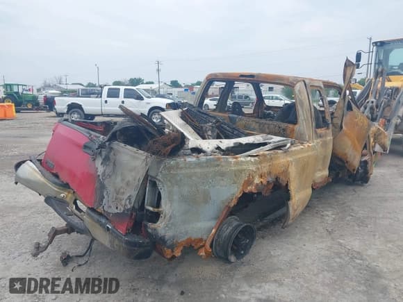 ✅ 1999 Ford F-250 XL • VIN: 1FTNX21L9XEE85256 • Lot: 42438573. Listed on IAAI with Not provided. Free auction sales archive from the USA and detailed vehicle history report at DreamBid. Image 4.