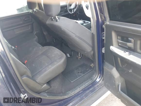 2018 Ram 1500 Express z VIN 1C6RR7KG3JS339414, wystawiony jako IAAI lot #43356346 z przebiegiem 100 865 mil mil oraz . Historia ofert i sprzedaży dostępna na DreamBid. Obrazek 8.