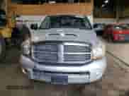 2006 Dodge 3500 SLT z VIN 3D7MX49C76G285307, wystawiony jako Copart lot #62428695 z przebiegiem 104 413 mil mil oraz Czysty tytuł • Clean title. Historia ofert i sprzedaży dostępna na DreamBid. Obrazek 5.