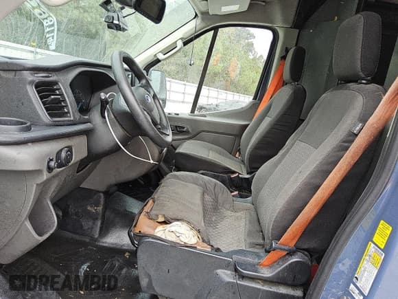 ✅ 2020 Ford Transit Cargo • VIN: 1FTBR3X84LKA87552 • Lot: 78698114. Wystawiony na Copart z przebiegiem 68 677 mil. Bezpłatny archiwum sprzedaży aukcyjnych z USA i szczegółowy raport historii pojazdu na DreamBid. Zdjęcie 7.