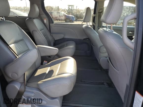 ✅ 2015 Toyota Sienna XLE • VIN: 5TDDK3DC2FS104688 • Лот: 92216045. Опубликован ранее на Copart с пробегом 159 222 миль. Бесплатный доступ к архиву аукционных продаж из США и подробный отчёт об истории автомобиля на DreamBid. Изображение 11.