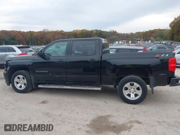 ✅ 2018 Chevrolet Silverado 1500 LT • VIN: 3GCUKREC1JG239914 • Lot: 43556230. Wystawiony na IAAI z przebiegiem 124 227 mil. Bezpłatny archiwum sprzedaży aukcyjnych z USA i szczegółowy raport historii pojazdu na DreamBid. Zdjęcie 14.