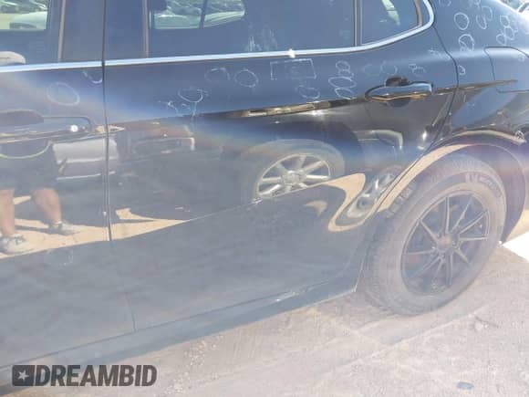 2019 Toyota Camry LE z VIN 4T1B11HK9KU725556, wystawiony jako IAAI lot #42922588 z przebiegiem 138 969 mil mil oraz . Historia ofert i sprzedaży dostępna na DreamBid. Obrazek 18.