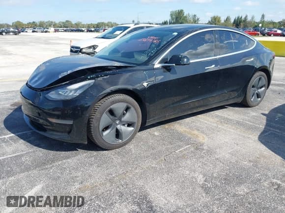 ✅ 2020 Tesla Model 3 Standard Range Plus • VIN: 5YJ3E1EAXLF797613 • Lot: 43816185. Wystawiony na IAAI z przebiegiem 129 942 mil. Bezpłatny archiwum sprzedaży aukcyjnych z USA i szczegółowy raport historii pojazdu na DreamBid. Zdjęcie 2.