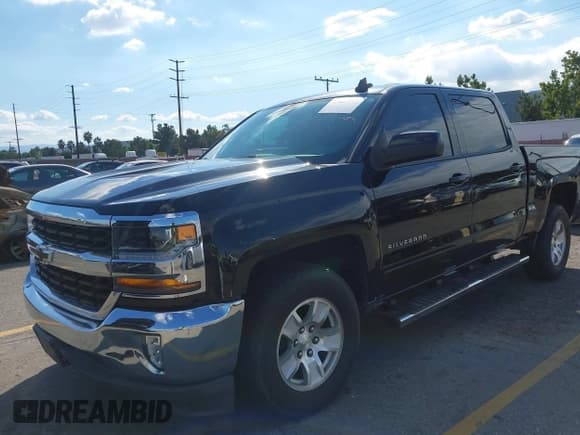 ✅ 2018 Chevrolet Silverado 1500 LT • VIN: 3GCPCREC9JG613213 • Lot: 43462577. Wystawiony na IAAI z przebiegiem 63 389 mil. Bezpłatny archiwum sprzedaży aukcyjnych z USA i szczegółowy raport historii pojazdu na DreamBid. Zdjęcie 2.