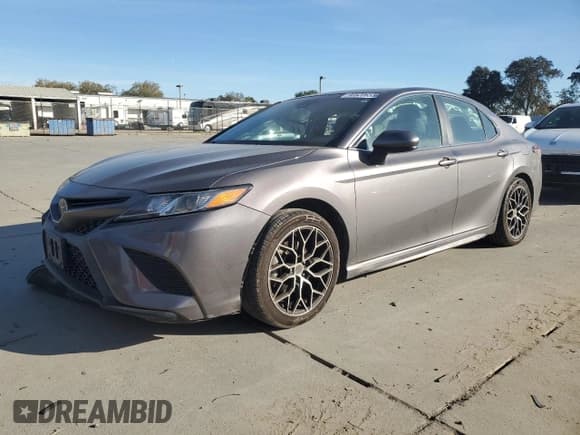 ✅ 2019 Toyota Camry SE • VIN: 4T1B11HK0KU697145 • Лот: 90520655. Опубликован ранее на Copart с пробегом 133 026 миль. Бесплатный доступ к архиву аукционных продаж из США и подробный отчёт об истории автомобиля на DreamBid. Изображение 1.