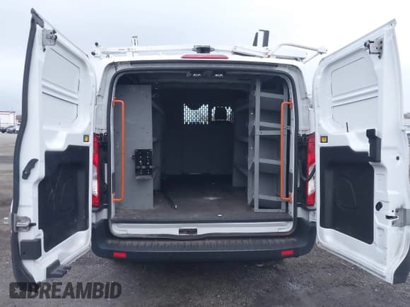 ✅ 2021 Ford Transit Cargo • VIN: 1FTBR1Y85MKA06966 • Lot: 43540742. Wystawiony na IAAI z przebiegiem 111 471 mil. Bezpłatny archiwum sprzedaży aukcyjnych z USA i szczegółowy raport historii pojazdu na DreamBid. Zdjęcie 17.