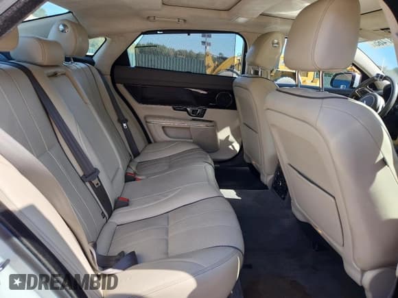 ✅ 2015 Jaguar XJ Portfolio • VIN: SAJWA2GZ8F8V82903 • Lot: 87187465. Wystawiony na Copart z przebiegiem 129 348 mil. Bezpłatny archiwum sprzedaży aukcyjnych z USA i szczegółowy raport historii pojazdu na DreamBid. Zdjęcie 10.