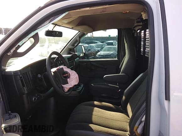 ✅ 2021 GMC Savana Cargo • VIN: 1GTW7AFP3M1270954 • Lot: 81899314. Wystawiony na Copart z przebiegiem 29 640 mil. Bezpłatny archiwum sprzedaży aukcyjnych z USA i szczegółowy raport historii pojazdu na DreamBid. Zdjęcie 7.