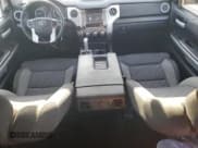 ✅ 2017 Toyota Tundra SR5 • VIN: 5TFEW5F18HX221740 • Lot: 68771365. Wystawiony na Copart z przebiegiem 85 888 mil. Bezpłatny archiwum sprzedaży aukcyjnych z USA i szczegółowy raport historii pojazdu na DreamBid. Zdjęcie 8.