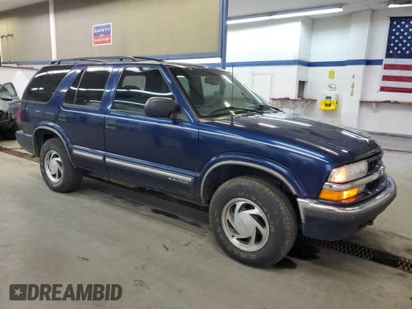 2000 Chevrolet Blazer LT with VIN 1GNDT13W6Y2372092, listed as a Copart auction lot 85784644 with 128,379 mi miles and Salvage title. Bid and sale history available at DreamBid. Image 4.