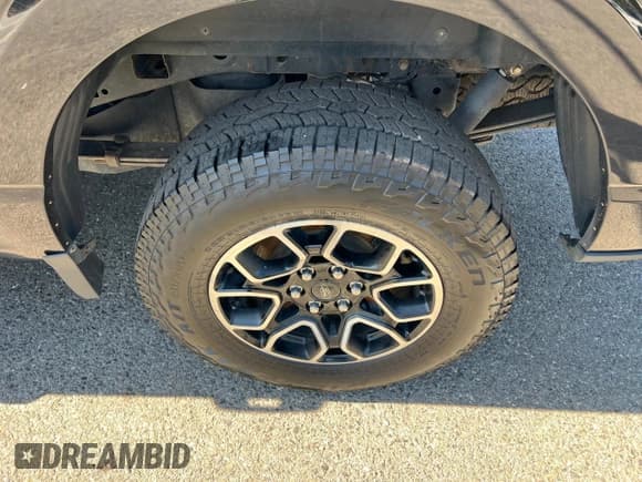 ✅ 2021 Ford F-150 Lariat • VIN: 1FTFW1ED4MFB71797 • Lot: 93529095. Wystawiony na Copart z przebiegiem 149 963 mil. Bezpłatny archiwum sprzedaży aukcyjnych z USA i szczegółowy raport historii pojazdu na DreamBid. Zdjęcie 10.