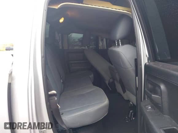 2018 Ram 1500 Tradesman z VIN 1C6RR6FG0JS280326, wystawiony jako IAAI lot #43422781 z przebiegiem 89 435 mil mil oraz . Historia ofert i sprzedaży dostępna na DreamBid. Obrazek 8.