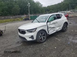 ✅ 2025 Volvo XC40 Core Bright Theme • VIN: YV4L12UJ2S2575195 • Lot: 69201365. Listed on Copart with 1,931 mi. Free auction sales archive from the USA and detailed vehicle history report at DreamBid. Image 1.