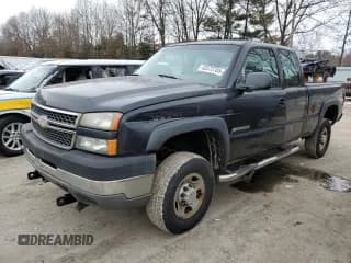 ✅ 2005 Chevrolet Silverado 2500HD LS • VIN: 1GCHK29UX5E157365 • Lot: 43372785. Wystawiony na Copart z przebiegiem 134 289 mil. Bezpłatny archiwum sprzedaży aukcyjnych z USA i szczegółowy raport historii pojazdu na DreamBid. Zdjęcie 1.