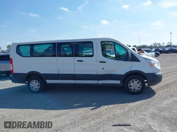 ✅ 2017 Ford Transit XL • VIN: 1FBZX2ZM1HKA04972 • Lot: 41461280. Wystawiony na IAAI z przebiegiem 62 871 mil. Bezpłatny archiwum sprzedaży aukcyjnych z USA i szczegółowy raport historii pojazdu na DreamBid. Zdjęcie 13.