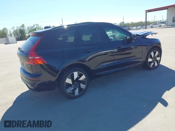 ✅ 2025 Volvo XC60 Plus • VIN: YV4H60RCXS1049604 • Lot: 43594924. Listed on IAAI with 1,926 mi. Free auction sales archive from the USA and detailed vehicle history report at DreamBid. Image 4.