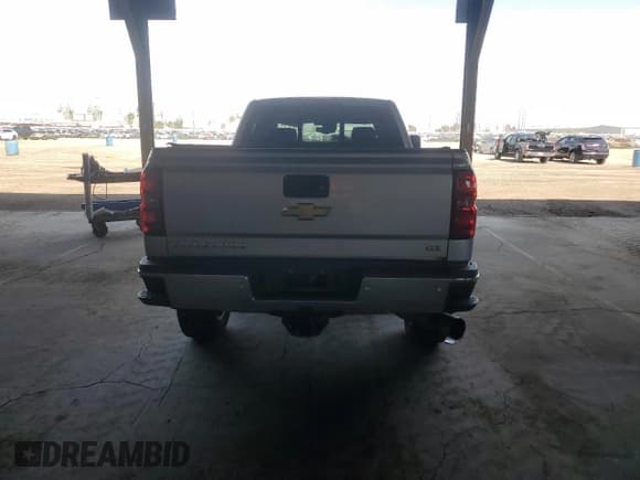 ✅ 2015 Chevrolet Silverado 2500HD LTZ • VIN: 1GC1KWE82FF140198 • Lot: 53965755. Wystawiony na Copart z przebiegiem 79 198 mil. Bezpłatny archiwum sprzedaży aukcyjnych z USA i szczegółowy raport historii pojazdu na DreamBid. Zdjęcie 6.