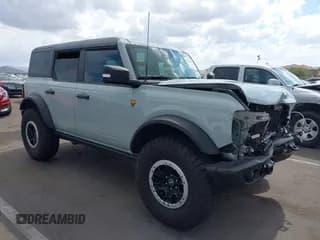 ✅ 2023 Ford Bronco • VIN: 1FMEE5DPXPLB45837 • Lot: 42630471. Wystawiony na IAAI z przebiegiem 24 606 mil. Bezpłatny archiwum sprzedaży aukcyjnych z USA i szczegółowy raport historii pojazdu na DreamBid. Zdjęcie 1.