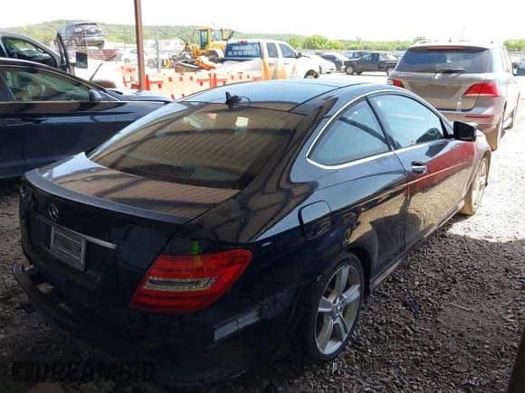 ✅ 2015 Mercedes-Benz C 250 • VIN: WDDGJ4HB7FG363989 • Lot: 42536860. Wystawiony na IAAI z przebiegiem 128 798 mil. Bezpłatny archiwum sprzedaży aukcyjnych z USA i szczegółowy raport historii pojazdu na DreamBid. Zdjęcie 4.