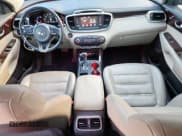 ✅ 2017 Kia Sorento EX • VIN: 5XYPH4A50HG302922 • Lot: 70353105. Wystawiony na Copart z przebiegiem 152 561 mil. Bezpłatny archiwum sprzedaży aukcyjnych z USA i szczegółowy raport historii pojazdu na DreamBid. Zdjęcie 8.