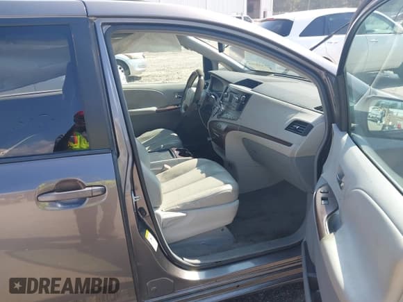 ✅ 2011 Toyota Sienna XLE AAS • VIN: 5TDYK3DC5BS028346 • Lot: 43253975. Listed on IAAI with 203,087 mi. Free auction sales archive from the USA and detailed vehicle history report at DreamBid. Image 5.