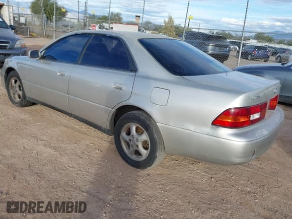 ✅ 1998 Lexus ES 300 • VIN: JT8BF28G8W0095306 • Lot: 43721083. Wystawiony na IAAI z przebiegiem 278 068 mil. Bezpłatny archiwum sprzedaży aukcyjnych z USA i szczegółowy raport historii pojazdu na DreamBid. Zdjęcie 3.