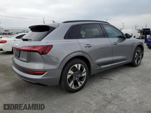 ✅ 2022 Audi e-tron Premium • VIN: WA1AABGE1NB022142 • Lot: 55533575. Wystawiony na Copart z przebiegiem 46 599 mil. Bezpłatny archiwum sprzedaży aukcyjnych z USA i szczegółowy raport historii pojazdu na DreamBid. Zdjęcie 3.