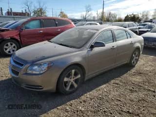 2011 Chevrolet Malibu 1LT z VIN 1G1ZC5E10BF352517, wystawiony jako Copart lot #90703545 z przebiegiem 132 232 mil mil oraz Czysty tytuł • Clean title. Historia ofert i sprzedaży dostępna na DreamBid. Obrazek 1.