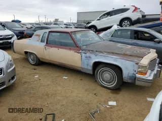 ✅ 1981 Cadillac Fleetwood • VIN: 1G6AB4790B9242220 • Lot: 88823935. Wystawiony na Copart z przebiegiem 57 484 mil. Bezpłatny archiwum sprzedaży aukcyjnych z USA i szczegółowy raport historii pojazdu na DreamBid. Zdjęcie 4.
