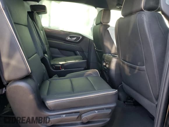 ✅ 2023 Chevrolet Suburban Premier • VIN: 1GNSKFKD5PR561555 • Lot: 74339824. Wystawiony na Copart z przebiegiem Nie podano. Bezpłatny archiwum sprzedaży aukcyjnych z USA i szczegółowy raport historii pojazdu na DreamBid. Zdjęcie 10.