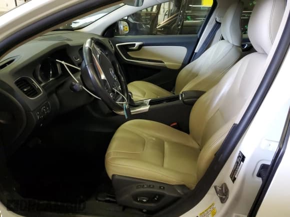 ✅ 2016 Volvo V60 T5 Drive-E Platinum • VIN: YV140MEM3G1303096 • Lot: 42033204. Wystawiony na Copart z przebiegiem 136 615 mil. Bezpłatny archiwum sprzedaży aukcyjnych z USA i szczegółowy raport historii pojazdu na DreamBid. Zdjęcie 7.